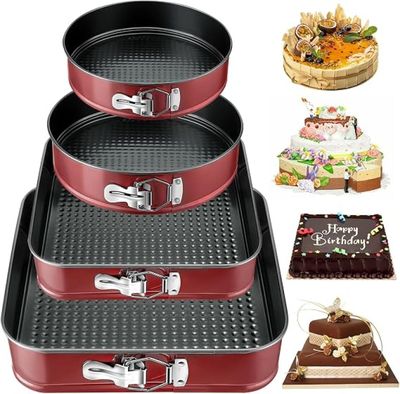 trois moules à gâteau sont empilés les uns sur les autres, avec un gâteau en arrière-plan