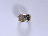 une image d'une bague en or et en diamant sur une surface blanche