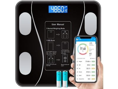 une image montrant une personne utilisant une balance connectée pour mesurer son poids
