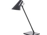 une image représentant une lampe de bureau noire sur fond blanc