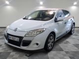 une photo d'une voiture blanche garée dans un garage