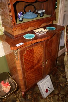 une armoire en bois surmontée d'un miroir