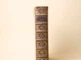 un vieux livre posé sur une table
