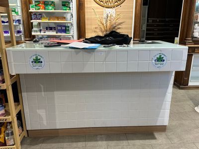 Deux comptoirs rectangulaires à deux plateaux en verre, la s…