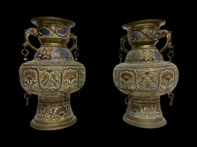 CHINE début du XXe siècle Paire de vases à anses de forme ba…