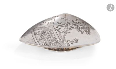 une image représentant une bague en argent sur laquelle figure le dessin d'une maison