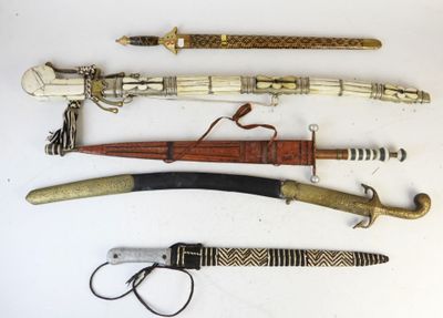 Plusieurs types d'armes sont exposés sur une surface blanche