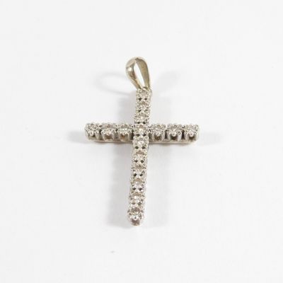 un gros plan d'un pendentif en forme de croix en diamant sur fond blanc