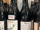 des bouteilles de vin sont alignées sur une étagère dans un magasin