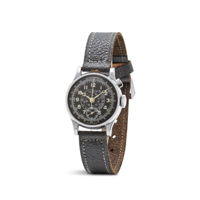 gros plan d'une montre sur fond blanc