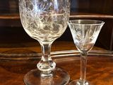 deux verres à vin posés l'un à côté de l'autre sur une table