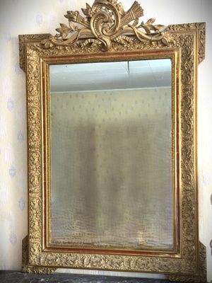 un miroir posé sur une étagère dans une pièce