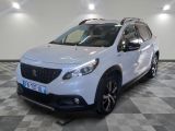 la voiture blanche est garée sur un sol en damier dans le garage
