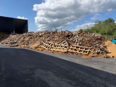 un tas de gravats au bord de la route