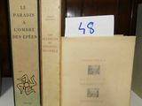 trois livres posés côte à côte sur une étagère