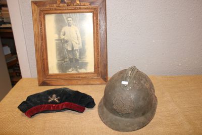 une photo montrant un casque et un chapeau posés sur une table