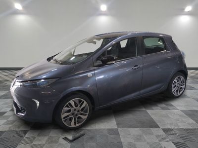 une photo d'une voiture grise dans un garage
