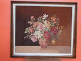 une image d'un tableau de fleurs dans un vase sur une table