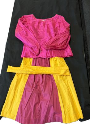 une robe et une veste violettes et jaunes sur fond blanc