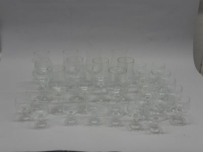 un grand nombre de verres à vin vides posés sur une table