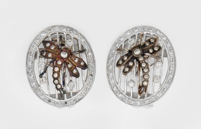 paire de boucles d'oreilles anciennes en argent et diamants ornées de libellules