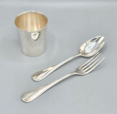 deux cuillères et une fourchette sur la table