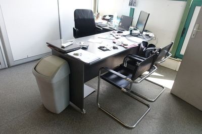 un bureau sur lequel se trouvent une poubelle et un ordinateur