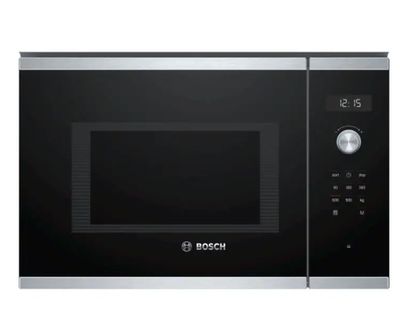 gros plan d'un four à micro-ondes sur fond blanc