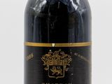 une bouteille de vin posée sur une table