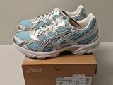 Chaussures de course Asics Gel-Kayano dans une boîte posée sur une table