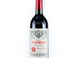 une bouteille de vin rouge posée sur une table blanche