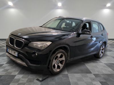 une photo d'un SUV bmw noir garé dans un garage