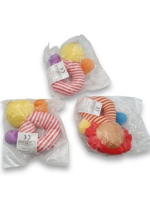 trois sachets de beignets de différentes couleurs posés sur une surface blanche