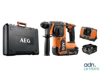 une perceuse à fil AEG avec deux batteries et un étui