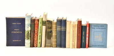 un grand nombre de livres alignés sur une étagère