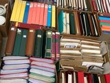 de nombreuses caisses de livres posées les unes à côté des autres sur le sol