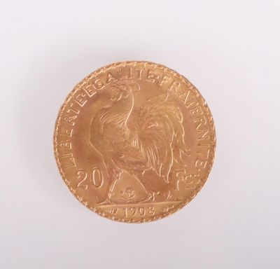 gros plan d'une pièce d'or sur une surface blanche