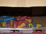 une boîte en carton contenant tout un tas de chaussures