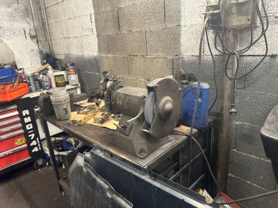une machine posée sur une table dans une pièce