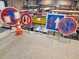 de nombreux panneaux posés au sol dans le bâtiment