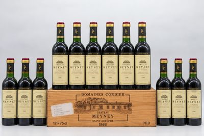 un lot de six bouteilles de vin dans un coffret en bois