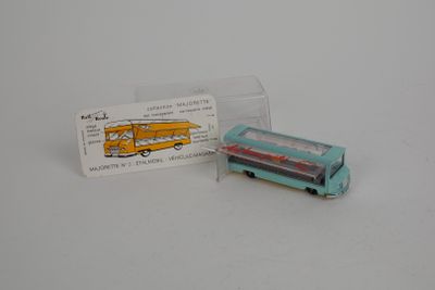 un petit bus miniature posé à côté d'une carte