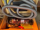 une boîte avec un tas de fils à l'intérieur