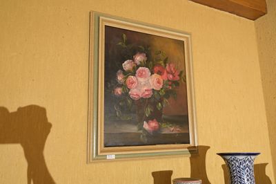 deux vases posés sur une table devant un tableau