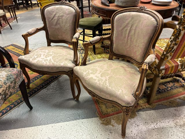 Paire de fauteuils cabriolets de style Louis XV