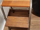une petite table en bois surmontée d'une structure métallique