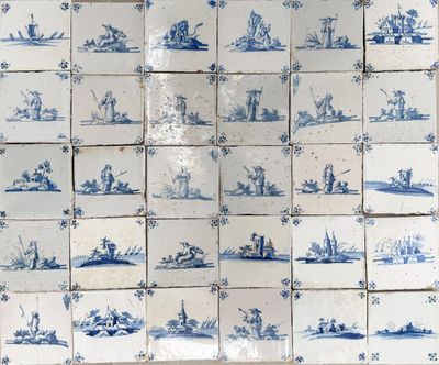 les nombreux carreaux bleus et blancs qui ornent le mur