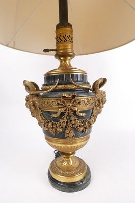 une lampe posée sur une table et munie d'un abat-jour