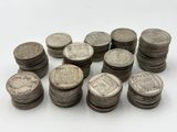 un lot de pièces de monnaie posées sur une table