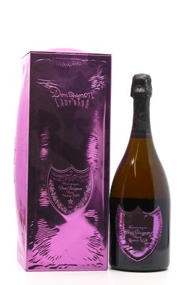 une image représentant une bouteille de champagne à côté d'une boîte violette